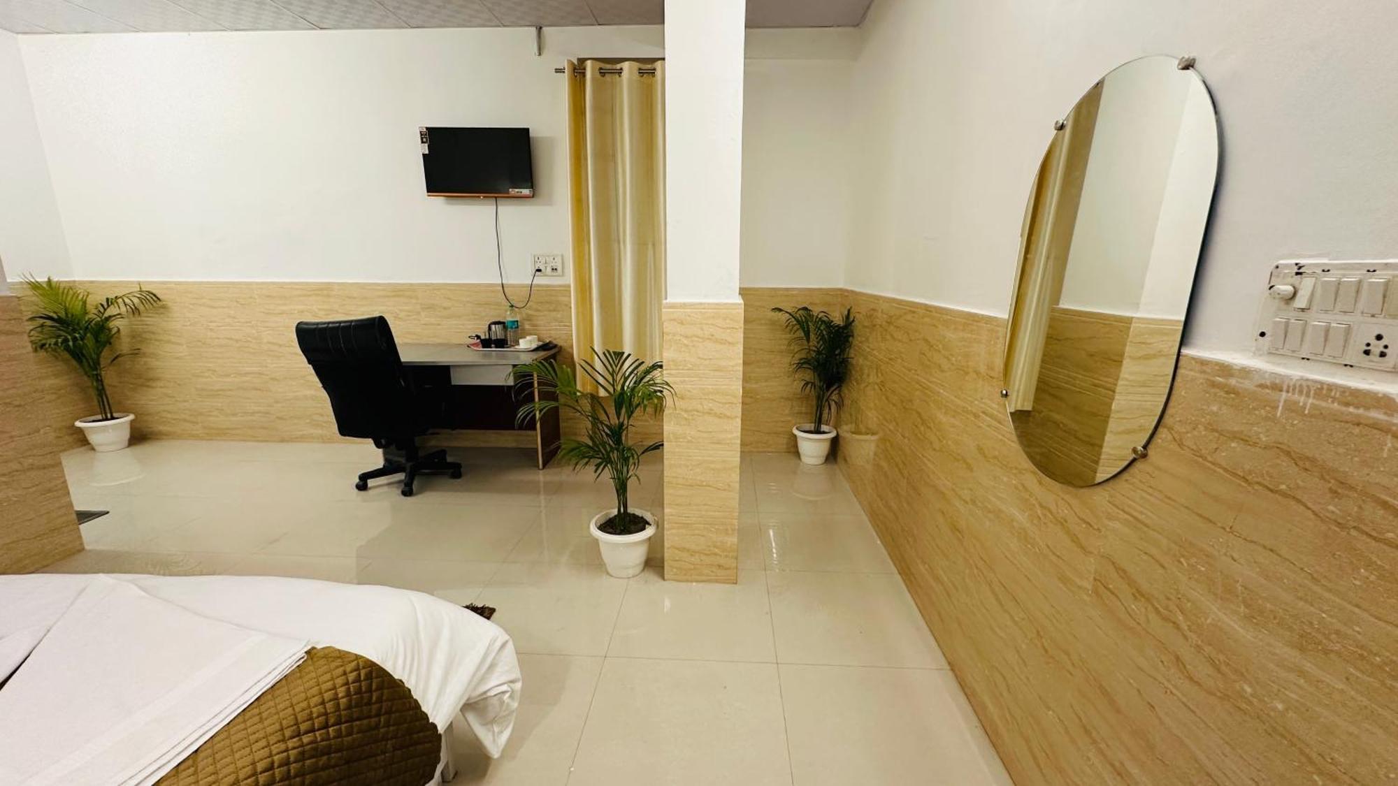 Hotel Relax In - Noida Sector 18 Екстер'єр фото
